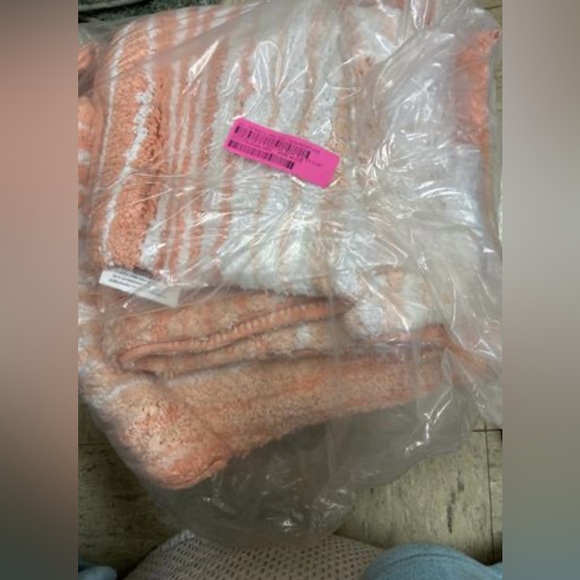 Gradiation Collection Absorbent Cotton 4 Piece Set Machine Washable Bath Rug - Picture 7 of 7